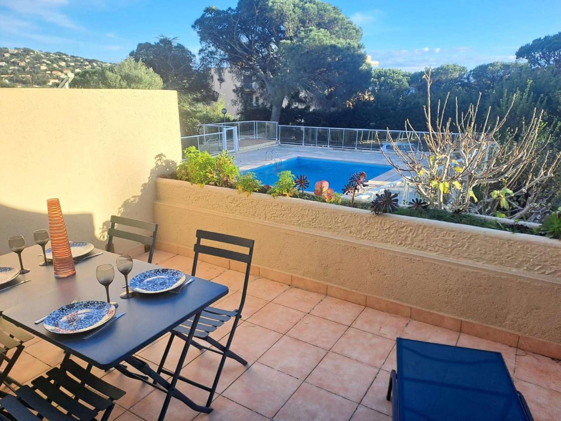 Les Virgiles Ste-maxime, Appt Climatise Pour 4 Pers Avec Vue Sur La Piscine, Parking Apartment